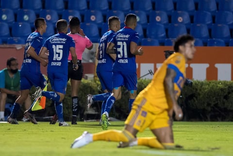 Cruz Azul da golpe de autoridad venciendo a los Tigres
