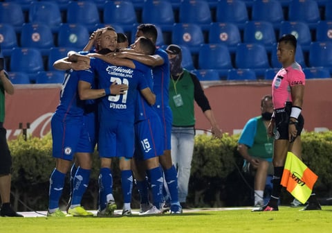 Cruz Azul da golpe de autoridad venciendo a los Tigres