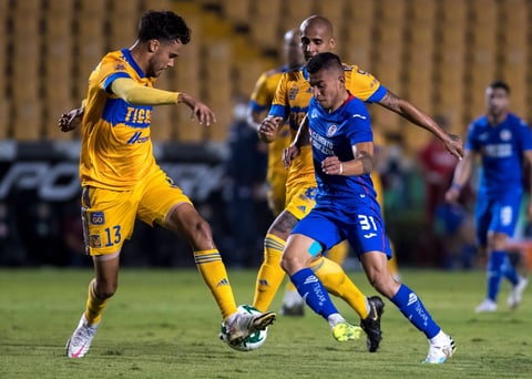 Cruz Azul da golpe de autoridad venciendo a los Tigres