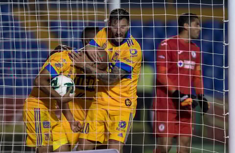 Cruz Azul da golpe de autoridad venciendo a los Tigres