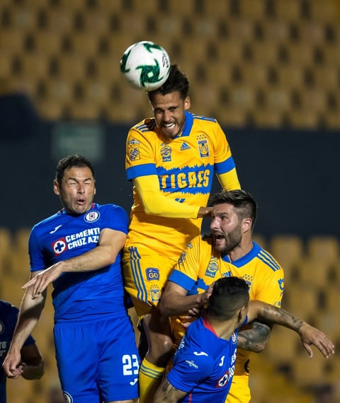 Cruz Azul da golpe de autoridad venciendo a los Tigres