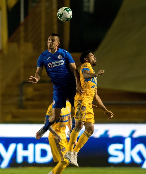 Cruz Azul da golpe de autoridad venciendo a los Tigres