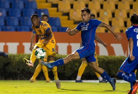 Cruz Azul da golpe de autoridad venciendo a los Tigres