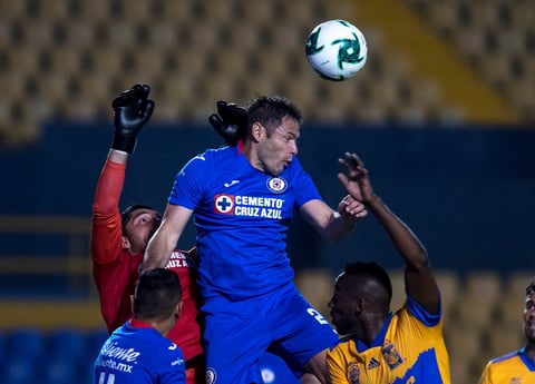 Cruz Azul da golpe de autoridad venciendo a los Tigres