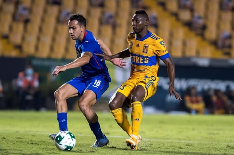 Cruz Azul da golpe de autoridad venciendo a los Tigres