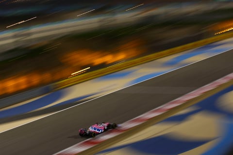 Checo Pérez abandona el GP de Bahréin tras incendiarse su monoplaza