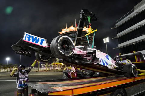 Checo Pérez abandona el GP de Bahréin tras incendiarse su monoplaza