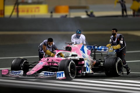 Checo Pérez abandona el GP de Bahréin tras incendiarse su monoplaza