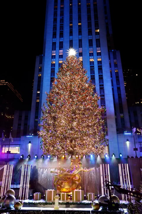 Encienden luces del árbol de Navidad del Rockefeller Center en Nueva York