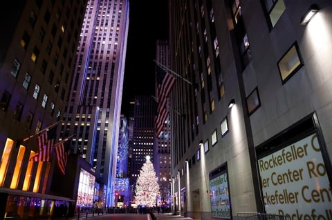 Encienden luces del árbol de Navidad del Rockefeller Center en Nueva York