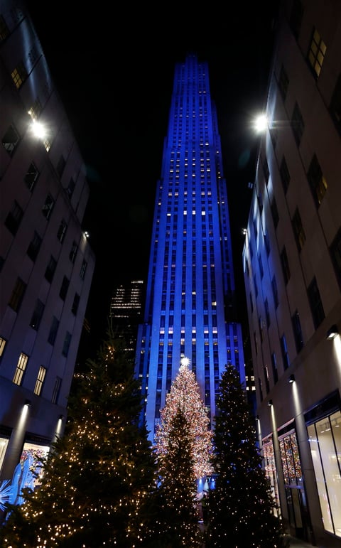 Encienden luces del árbol de Navidad del Rockefeller Center en Nueva York
