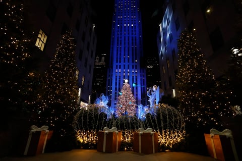Encienden luces del árbol de Navidad del Rockefeller Center en Nueva York