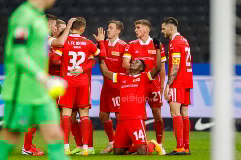El sustituto Krzysztof Piatek aportó un doblete para que Hertha venciera el viernes 3-1 al Union, en el derbi berlinés de la Bundesliga.