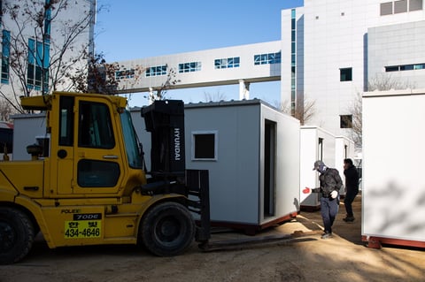 Construyen refugios temporales para pacientes COVID en Corea del Sur