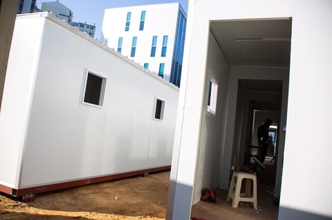 Construyen refugios temporales para pacientes COVID en Corea del Sur