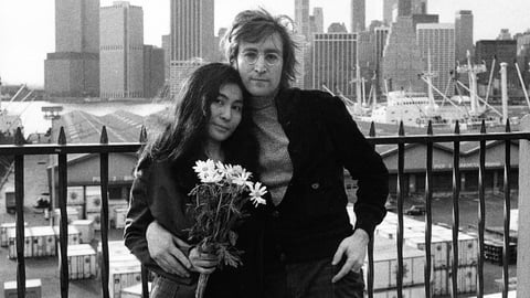 Frente a unas 100 personas que cantan y bailan al ritmo de canciones de los Beatles como 'Dear Prudence' o himnos de Lennon como 'New York City', Muñiz, que también se dedica a la canción, explica que en territorio estadounidense, se consideraba al de Liverpool como parte de la monarquía.