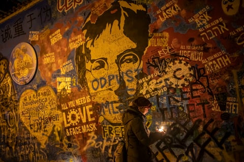 'Nosotros no tenemos monarquía, porque tampoco consideramos a la gente de Hollywood como realeza. Pero Lennon no era eso. Era un filósofo, un pensador, un compositor de canciones. Imagina -agrega- las cosas que hubiera dicho ahora con todo lo que está pasando, y todo lo que aportarían sus opiniones'.