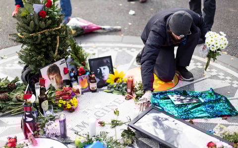Pese a que se trata de un aniversario especial, los -3 grados de sensación térmica que se vivieron en Nueva York este martes y la pandemia del coronavirus han llevado a que el número de personas que se acercaron a celebrar la vida del músico y pacifista fuera bastante más reducido de lo normal.