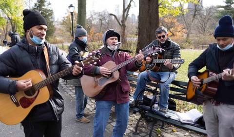 Cada uno de los músicos que acude con su guitarra a rendir homenaje a Lennon, la mayoría de ellos desconocidos, canta lo que quiere, pero las tres canciones que más suenan, apunta, son 'Imagine', 'Let it Be' y 'Here Comes the Sun'.