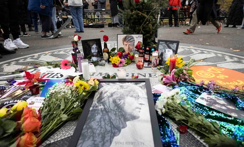 El asesinato de John Lennon a las puertas de su residencia en Nueva York hace cuatro décadas es algo que los ciudadanos de la Gran Manzana no pueden olvidar, y lo han demostrado este martes cientos de ellos acudiendo a cantar y bailar alrededor del mosaico de 'Imagine' de Central Park con el que se rinde honor al músico.