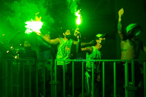 Cientos de aficionados recibieron a su equipo