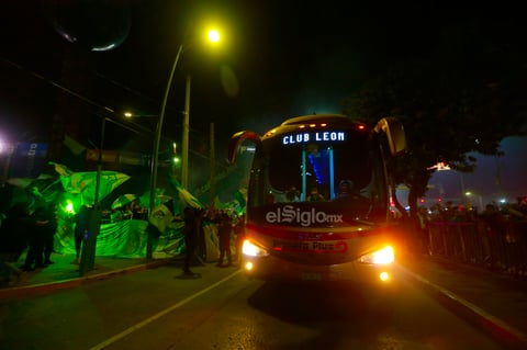 Cientos de aficionados recibieron a su equipo