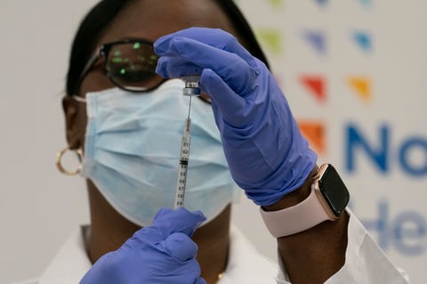 Inicia vacunación contra COVID-19 en Estados Unidos