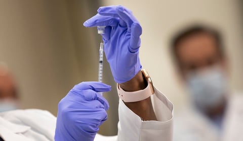Inicia vacunación contra COVID-19 en Estados Unidos