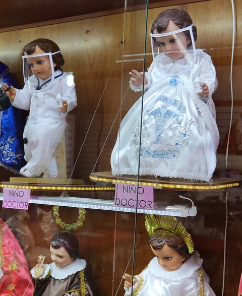 Colocan cubrebocas y caretas a figuras de Niño Dios para concientizar