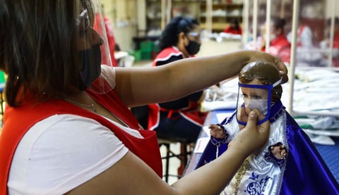 Colocan cubrebocas y caretas a figuras de Niño Dios para concientizar
