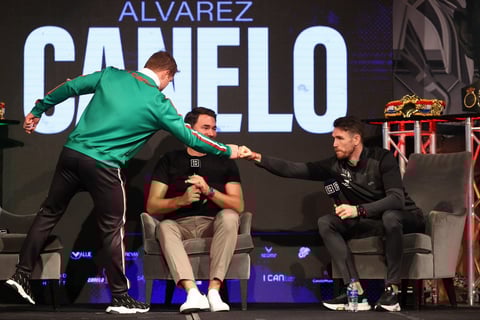 Con 53 victorias, 36 por nocaut, un empate y una derrota, Álvarez es el púgil más taquillero de la actualidad, que a los 30 años pasa por un momento de gran forma deportiva, lo cual tratará de demostrar ante Smith, un peleador con 27 triunfos en igual número de salidas, en un combate por las fajas del peso supermedio del Consejo Mundial de Boxeo (CMB) y la Asociación Mundial (AMB).
