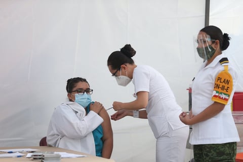 Desde antes de las 7:00 horas, los médicos y enfermeros que integran el Hospital comenzaron a hacer fila para ser vacunados.