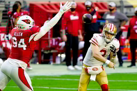El mariscal de campo reserva lanzó tres pases de touchdown