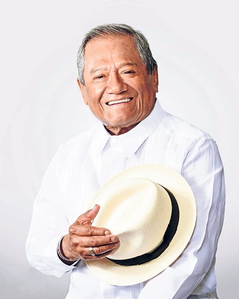 - El cantante y compositor mexicano Armando Manzanero, fallecido este lunes por la COVID-19 a los 85 años, dejó atrás de sí una ecléctica trayectoria de 70 años con 400 temas y más de 30 producciones discográficas en donde predominó una temática, el amor.