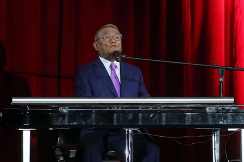 Pianista consumado, llegó a decir que este instrumento siempre fue el 'amor de su vida, mi eterno compañero y el señor que me ha dado todo', según recoge la Sociedad de Autores y Compositores de México (SACM), de la que era presidente desde el 2010.