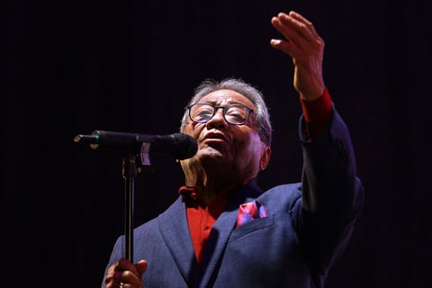 Poco después se trasladó a la Ciudad de México, donde acompañó a reconocidos intérpretes de la época como Pedro Vargas y José José y trabajó como promotor de la editora musical EMMI y Director Musical de la CBS Internacional (hoy SONY).