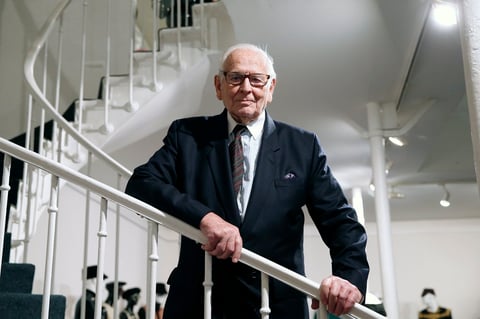 La Academia de Bellas Artes de Francia informó el martes que Pierre Cardin, el diseñador francés cuyo estilo de la era espacial fue uno de los símbolos de la moda del siglo XX, ha muerto a los 98 años.