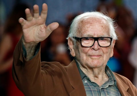 Pierre Cardin también fue de las primeras marcas de moda en expandirse a otros mercados como los cigarrillos, los perfumes, el agua mineral, los coches, los restaurantes, los hoteles y los alimentos.