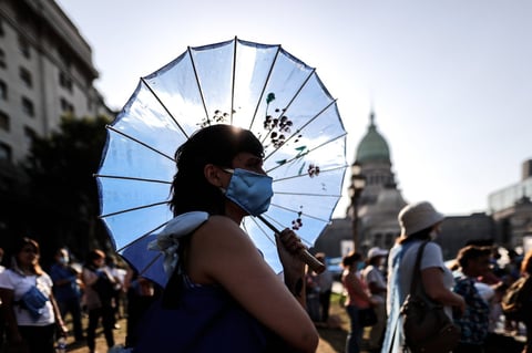Argentina espera ante la reñida votación por legalizar el aborto
