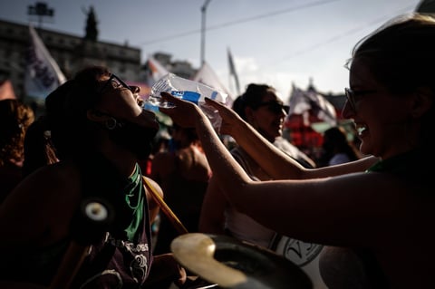 Argentina espera ante la reñida votación por legalizar el aborto