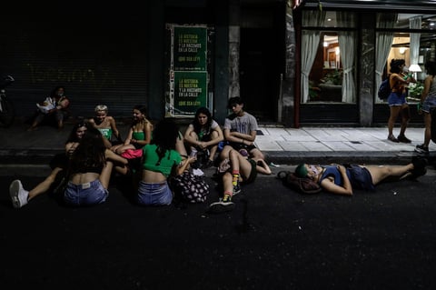 Argentina espera ante la reñida votación por legalizar el aborto