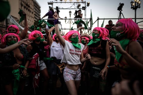 Argentina espera ante la reñida votación por legalizar el aborto
