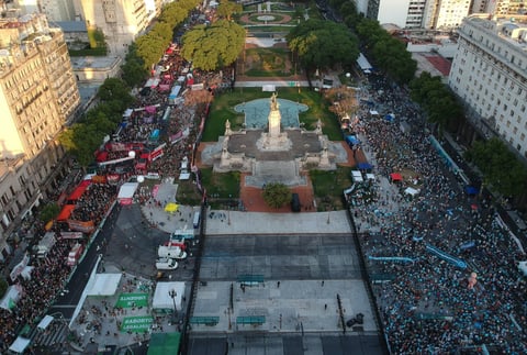 Argentina espera ante la reñida votación por legalizar el aborto