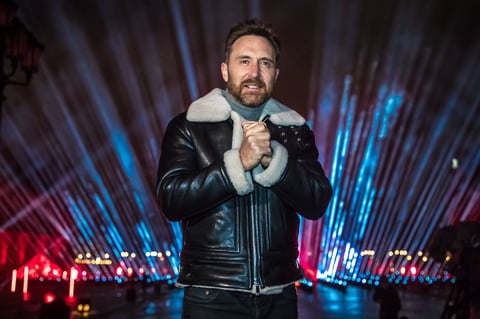 El concierto, que fue grabado este martes por la noche y será transmitido en redes sociales a las 23:45 hora local (22:45 GMT), integrará imágenes del museo del Louvre y de algunas de las obras de arte que alberga para poner el contraste entre la modernidad de la pirámide y la música y la historia del lugar.