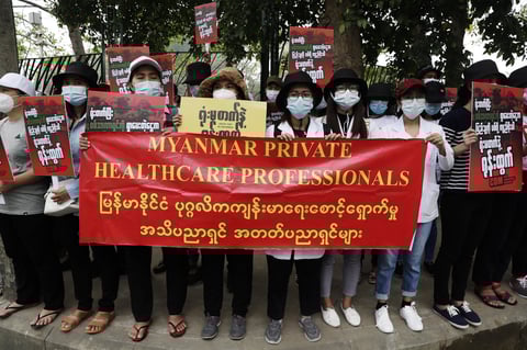 Protestan contra el golpe militar en Myanmar
