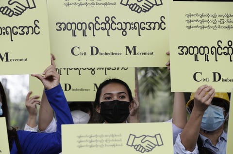 Protestan contra el golpe militar en Myanmar