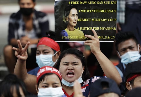 Protestan contra el golpe militar en Myanmar