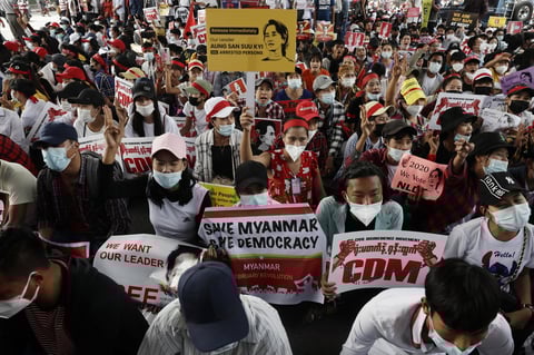 Protestan contra el golpe militar en Myanmar