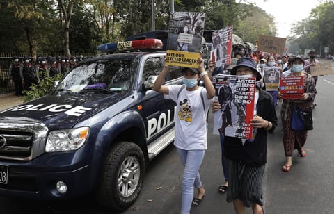 Protestan contra el golpe militar en Myanmar