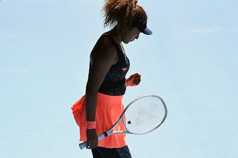 “Es siempre un honor de jugar contra ella y estoy muy contenta de tener el público de nuevo”, comentó Osaka tras alcanzar por segunda vez la final en Melbourne Park, en la que se enfrentará a la estadounidense Jennifer Brady (22) o a la checa Karolina Muchova (25).